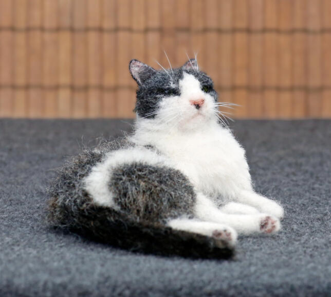 Huovutettu kissa "Luna", koko: 9 cm / Felted cat "Luna", size: 9 cm.