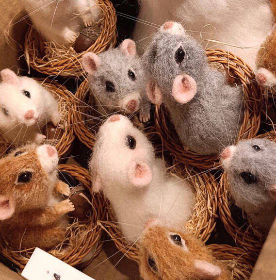 Huovutetut hiiret, koko: 12 cm / Felted mice, size: 12 cm.