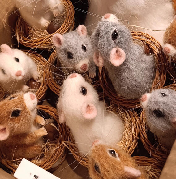 Huovutetut hiiret, koko: 12 cm / Felted mice, size: 12 cm.