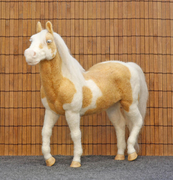 Huovutettu Paint hevonen, koko: 19 cm / Felted Paint horse, size: 19 cm.