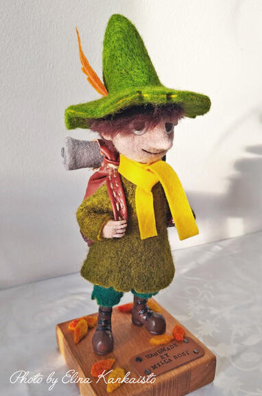 Huovutettu Nuuskamuikkunen, koko: n. 30 cm / Felted Snufkin, size: 30 cm.