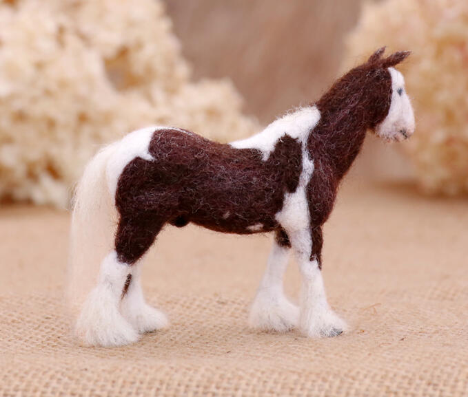 Huovutettu Irish Cob hevonen "Hugo", koko: 8 cm / Felted Irish Cob horse "Hugo", size: 8 cm.