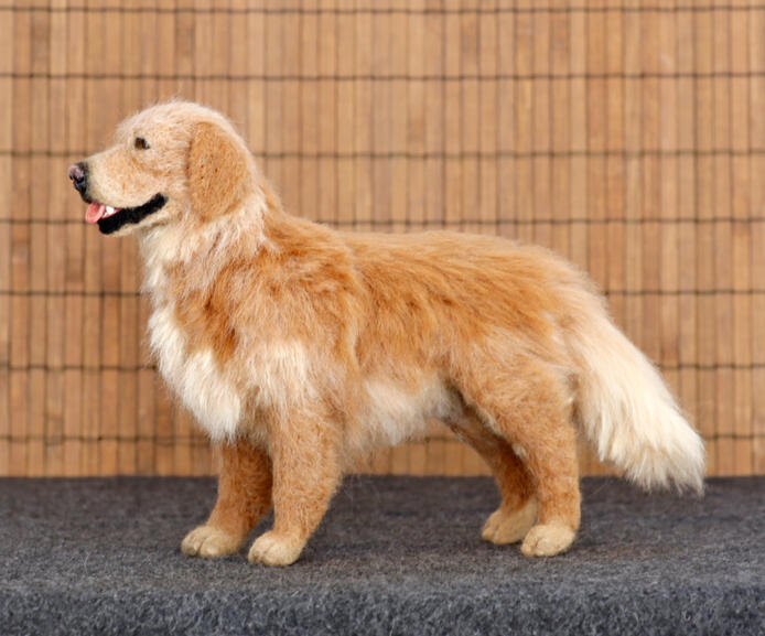 Huovutettu kultainen noutaja, koko: 14 cm / Felted Golden Retriever, size: 14 cm.