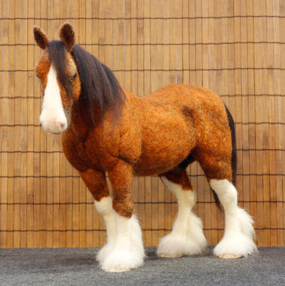 Huovutettu Shire hevonen, koko: 21 cm / Felted Shire horse, size: 21 cm.