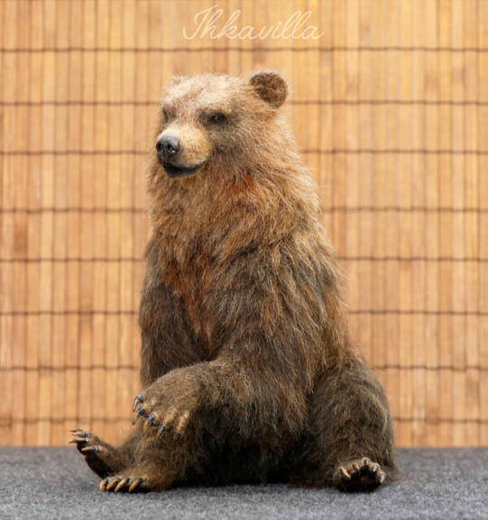 Huovutettu karhu, koko: 19 cm / Felted bear, size: 19 cm.